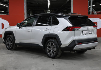 Подержанный автомобиль Toyota RAV4 2024 года (7 фото)