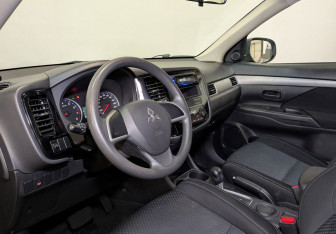 Подержанный автомобиль Mitsubishi Outlander 2016 года (16 фото)