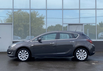 Подержанный автомобиль Opel Astra Hatchback 2012 года (8 фото)