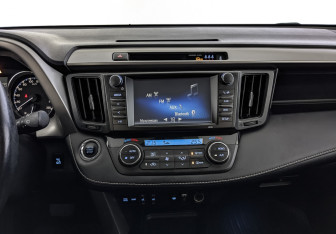 Подержанный автомобиль Toyota RAV4 2017 года (17 фото)
