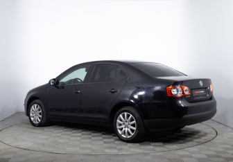 Подержанный автомобиль Volkswagen Jetta Sedan 2009 года (7 фото)