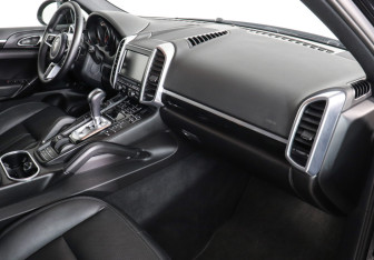 Подержанный автомобиль Porsche Cayenne 2012 года (10 фото)
