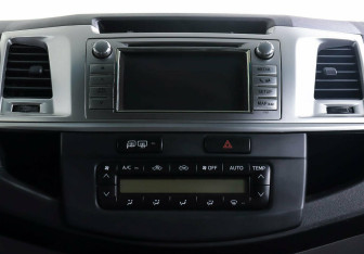 Подержанный автомобиль Toyota Hilux 2013 года (10 фото)