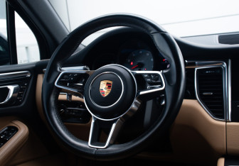 Подержанный автомобиль Porsche Macan 2017 года (10 фото)