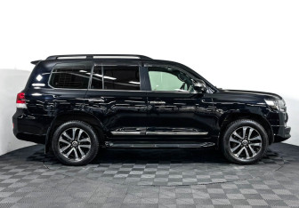 Подержанный автомобиль Toyota Land Cruiser Suv 2017 года (4 фото)