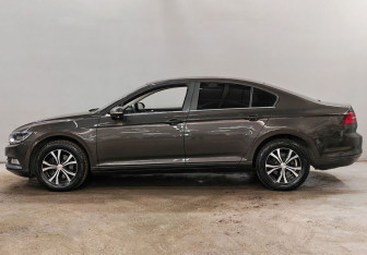 Подержанный автомобиль Volkswagen Passat Sedan 2015 года (8 фото)