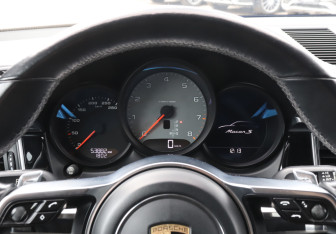 Подержанный автомобиль Porsche Macan 2015 года (11 фото)