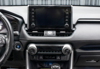 Подержанный автомобиль Toyota RAV4 2020 года (15 фото)