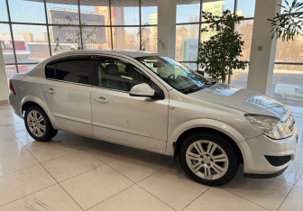 Подержанный автомобиль Opel Astra Sedan 2011 года (3 фото)