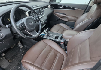 Подержанный автомобиль Kia Sorento 2017 года (9 фото)