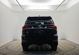 Подержанный автомобиль Toyota Fortuner 2018 года (6 фото)