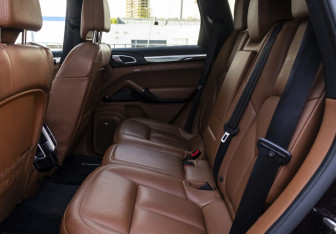 Подержанный автомобиль Porsche Cayenne 2016 года (19 фото)