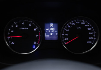 Подержанный автомобиль Subaru XV 2013 года (12 фото)