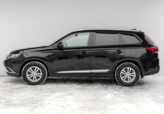 Подержанный автомобиль Mitsubishi Outlander 2017 года (8 фото)