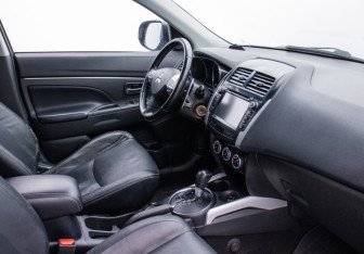 Подержанный автомобиль Mitsubishi ASX 2012 года (10 фото)