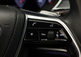 Подержанный автомобиль Audi A8 2019 года (12 фото)