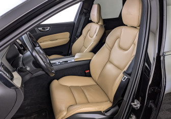 Подержанный автомобиль Volvo XC60 2020 года (20 фото)