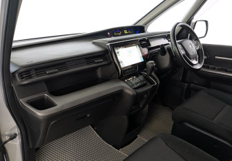 Подержанный автомобиль Honda Stepwgn 2018 года (25 фото)