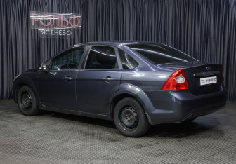 Подержанный автомобиль Ford Focus Sedan 2008 года (7 фото)