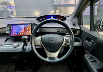 Подержанный автомобиль Honda Freed 2013 года (13 фото)