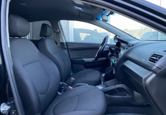 Подержанный автомобиль Kia Rio Sedan 2016 года (20 фото)