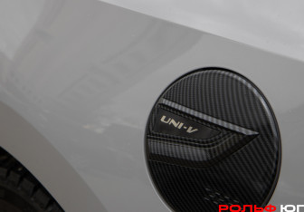 Подержанный автомобиль Changan UNI-V 2023 года (32 фото)