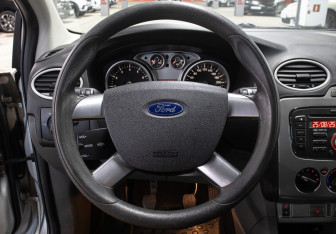 Подержанный автомобиль Ford Focus Sedan 2010 года (17 фото)