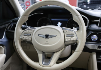 Подержанный автомобиль Genesis G70 2019 года (16 фото)