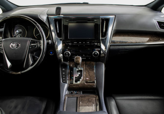 Подержанный автомобиль Toyota Alphard 2019 года (18 фото)
