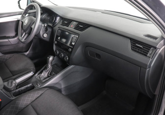 Подержанный автомобиль Skoda Octavia Liftback 2019 года (10 фото)