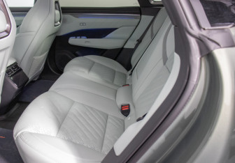 Подержанный автомобиль Zeekr 001 2024 года (11 фото)