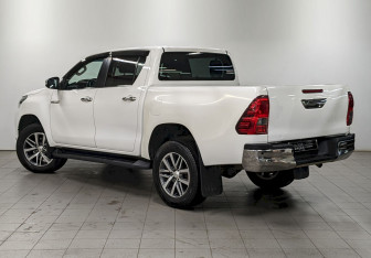 Подержанный автомобиль Toyota Hilux 2015 года (7 фото)