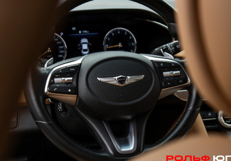 Подержанный автомобиль Genesis G70 2021 года (11 фото)