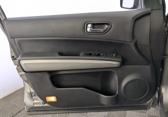 Подержанный автомобиль Nissan X-Trail 2010 года (16 фото)