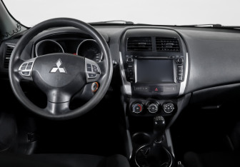Подержанный автомобиль Mitsubishi ASX 2010 года (11 фото)