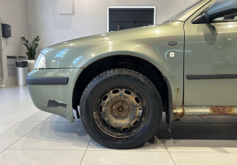 Подержанный автомобиль Skoda Octavia Liftback 2002 года (8 фото)