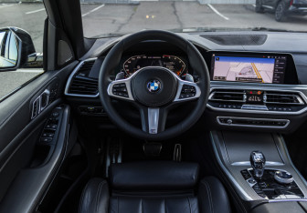 Подержанный автомобиль BMW X5 2019 года (10 фото)