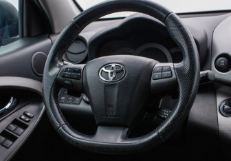 Подержанный автомобиль Toyota RAV4 2010 года (14 фото)