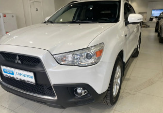 Подержанный автомобиль Mitsubishi ASX 2011 года (9 фото)