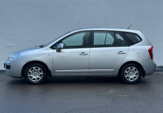 Подержанный автомобиль Kia Carens 2010 года (8 фото)