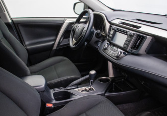 Подержанный автомобиль Toyota RAV4 2015 года (9 фото)