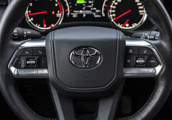 Подержанный автомобиль Toyota Land Cruiser Suv 2024 года (11 фото)