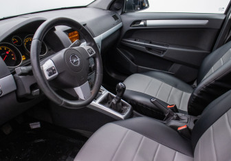 Подержанный автомобиль Opel Astra Wagon 2012 года (10 фото)