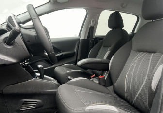 Подержанный автомобиль Peugeot 208 2013 года (10 фото)
