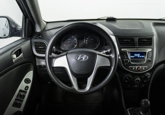 Подержанный автомобиль Hyundai Solaris Sedan 2011 года (11 фото)