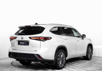 Подержанный автомобиль Toyota Highlander 2021 года (5 фото)