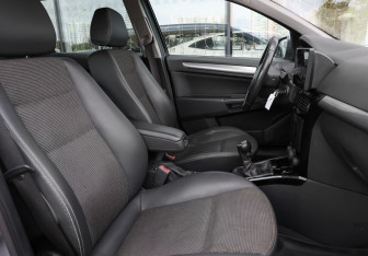 Подержанный автомобиль Opel Astra Wagon 2011 года (9 фото)