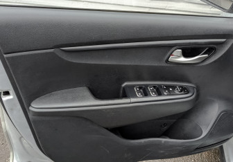 Подержанный автомобиль Kia Rio Hatchback 2021 года (17 фото)