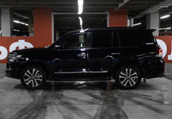 Подержанный автомобиль Toyota Land Cruiser Suv 2018 года (8 фото)