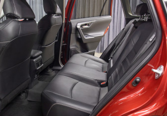 Подержанный автомобиль Toyota RAV4 2021 года (12 фото)